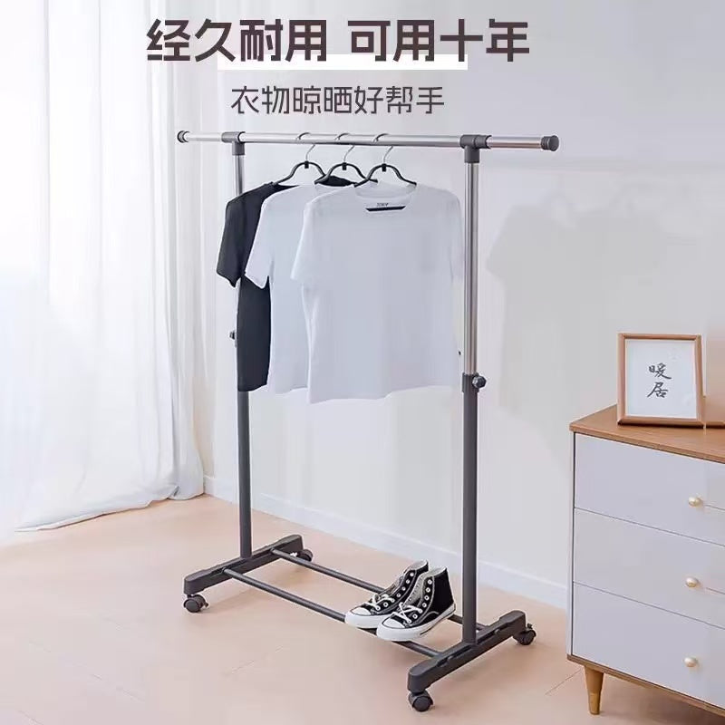 灰色落地移动单杆晾衣架正面图，带有万向轮底座