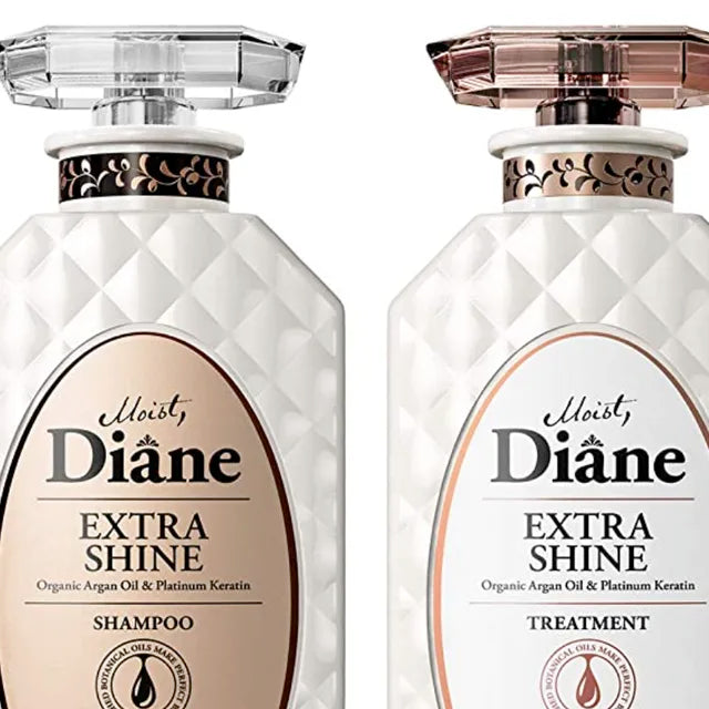 黛丝恩 Extra Shine 洗发水和护发素套装瓶身特写，展示白色菱格纹瓶身与品牌标签细节。