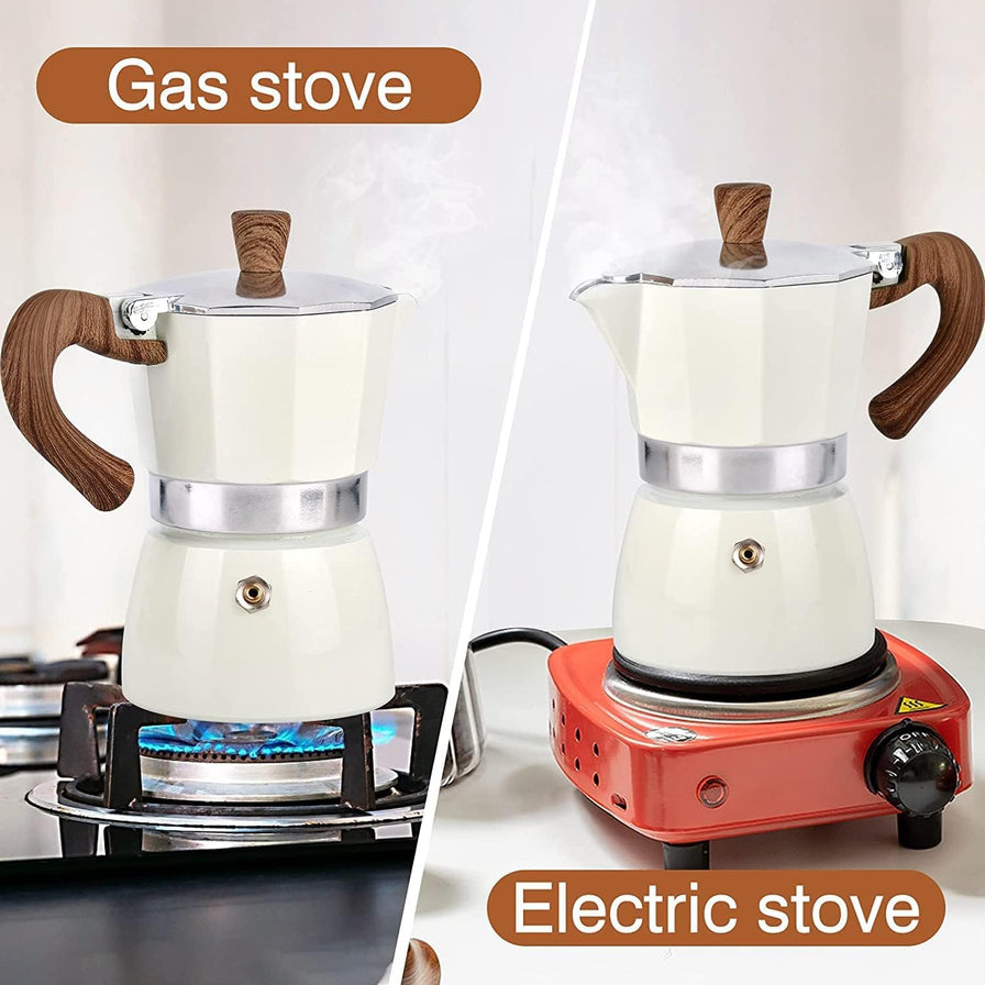 对比图展示摩卡壶在瓦斯炉（Gas stove）和电陶炉（Electric stove）上加热的使用场景。