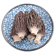 顶级羊肚菌干货特写，展示其厚实肉质与天然纹理