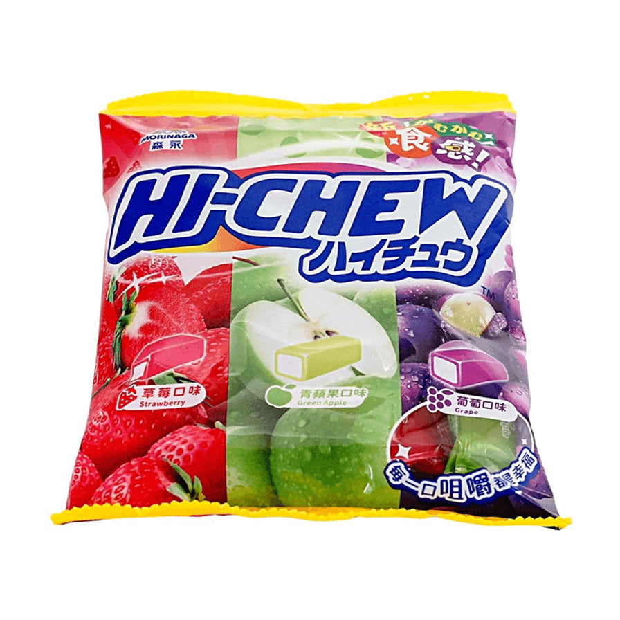 森永 Hi - chew 嗨秋夹心软糖混合水果口味袋装，包装展示草莓、青苹果和葡萄三种口味及软糖剖面。
