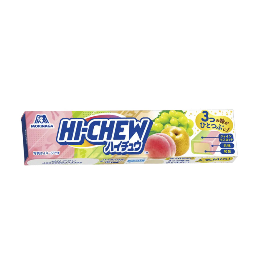 森永嗨秋Hi - chew混合水果味夹心软糖条装，包装包含葡萄、桃子和梨的图案。