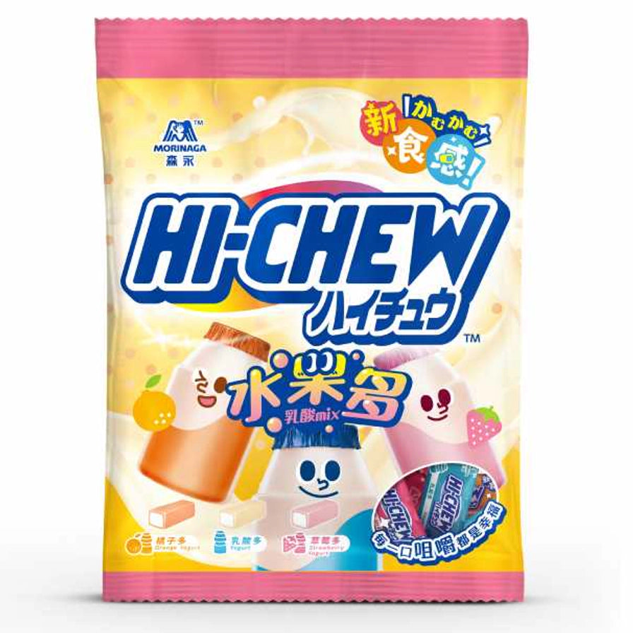 森永 Hi - chew 嗨秋夹心软糖乳酸水果多口味袋装，包装印有乳酸菌饮料瓶身图案及橘子多、乳酸多、草莓多口味说明。