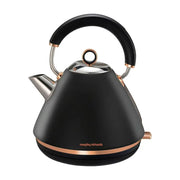 Morphy Richards Evoke 经典快煮壶，采用雾面黑不锈钢壶身与玫瑰金细节，呈现经典英伦锥形美学。