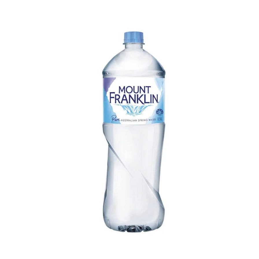 Mount Franklin 富兰克林山 1.5L 瓶装天然泉水，透明瓶身配以蓝色标签和瓶盖。