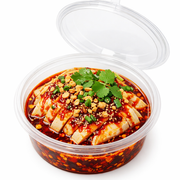 透明圆盒装口水鸡，红油覆盖去骨鸡腿肉，撒有花生碎、白芝麻和香菜。