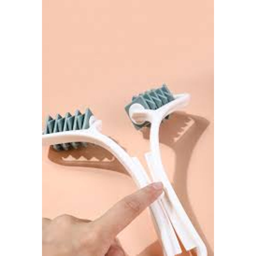 手指按压 MUMUSO Y型按摩器手柄的细节图，展示其可开合的结构设计，适合按摩腿部和手臂肌肉。