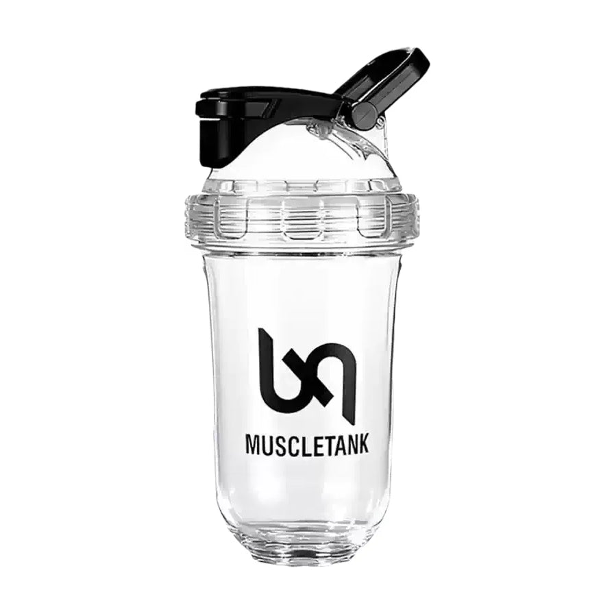 MUSCLETANK 肌肉坦克全透明 Tritan 材质摇摇杯，带有黑色杯盖和品牌 Logo，展示其简约坚固的设计。