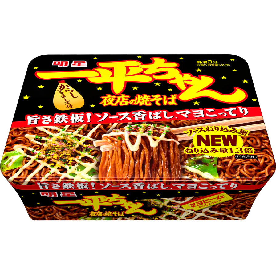 明星一平夜店炒面经典酱汁味包装图，展示了深色酱汁包裹的劲道面条，配有标志性的芥末蛋黄酱。