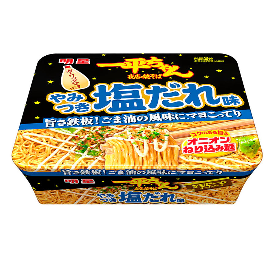 明星一平夜店炒面盐味包装图，蓝色与黑色调包装，展示了搭配大蒜蛋黄酱的清爽盐系炒面成品。