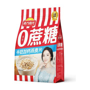 南方阳光0蔗糖牛奶加钙燕麦片包装正面图，红色条纹背景，包装上印有代言人形象及冲泡好的牛奶麦片碗装效果图。