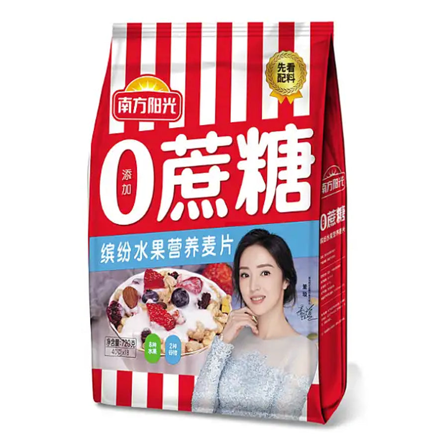 南方阳光0蔗糖缤纷水果营养麦片包装正面图，红色条纹设计，包装展示了含有草莓、蓝莓等多种果干的麦片冲泡效果。