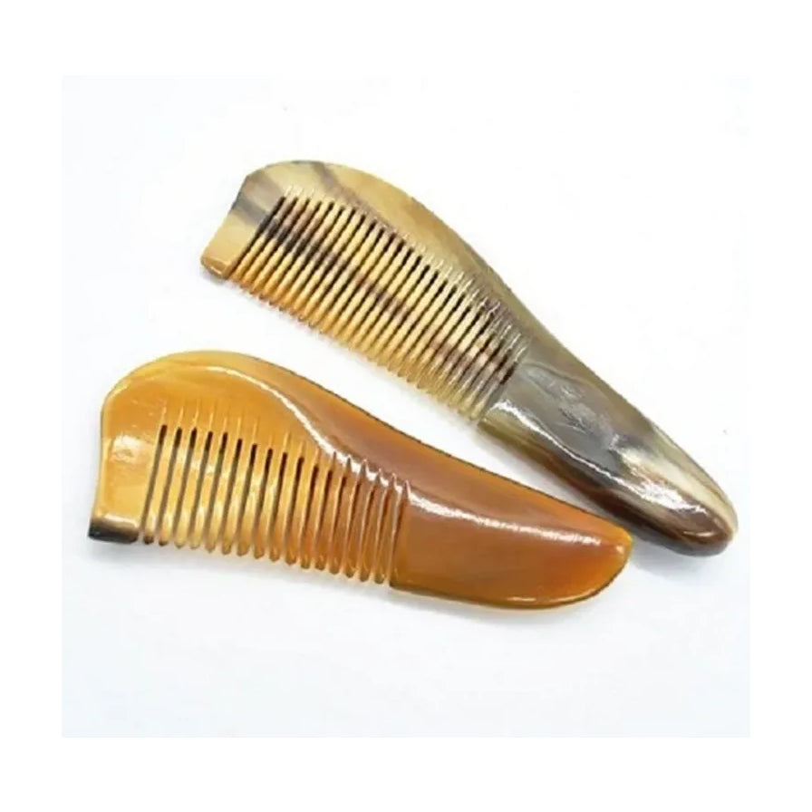 两把不同纹理的天然牛角梳平铺展示，呈现深浅不一的色泽对比。