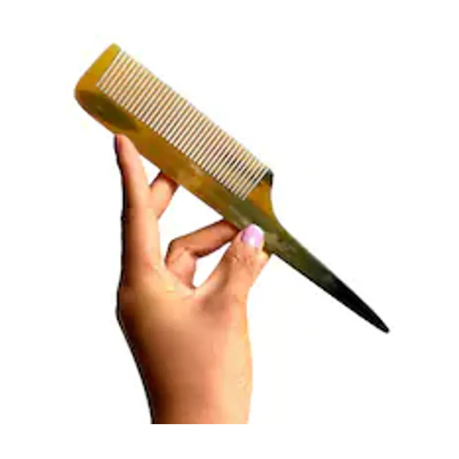 手持天然牛角尖尾梳展示图，呈现梳子握持手感与尺寸比例