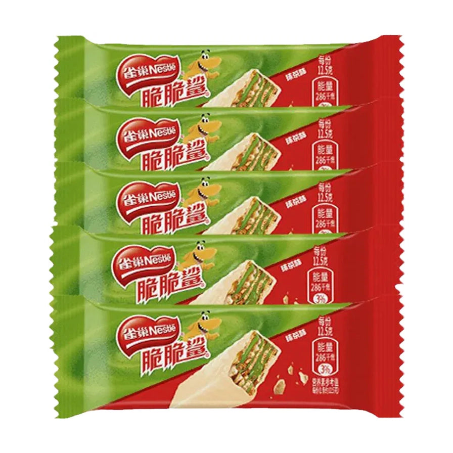 日产雀巢脆脆鲨抹茶味威化饼干，五条独立包装展示，绿色与红色包装设计，可见产品切面及营养成分表。