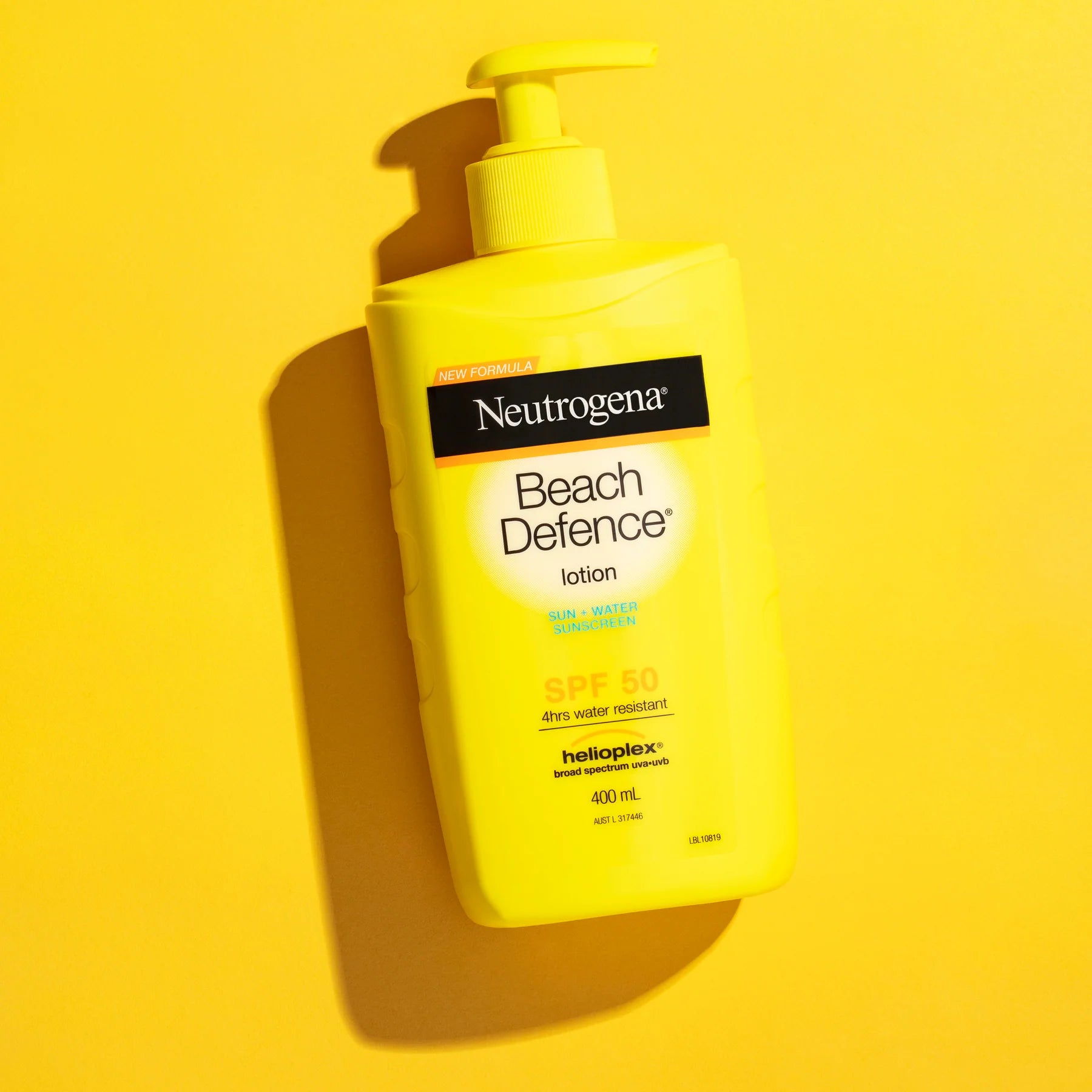 Neutrogena 防晒霜产品细节或质地展示图