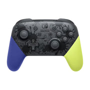 任天堂 Switch Pro 手柄喷射战士 3 限定版，正面视角，展示黑色半透明外壳、喷漆涂鸦纹理以及蓝黄撞色握把。
