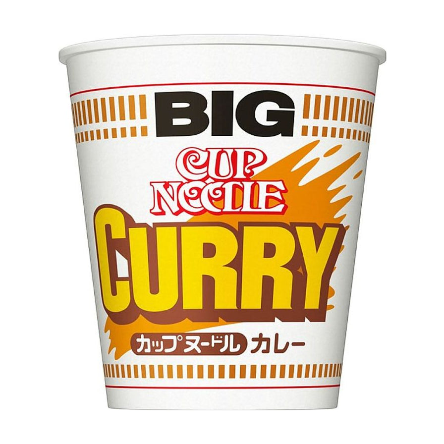 日清咖喱味大杯面侧面图，白色杯身印有醒目的黄色 CURRY 字样及橙色装饰条纹。