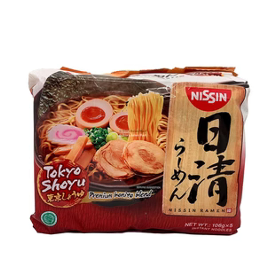 日清东京酱油风味拉面包装正面，红色背景，印有清爽酱油汤底、鸣门卷和溏心蛋配图。