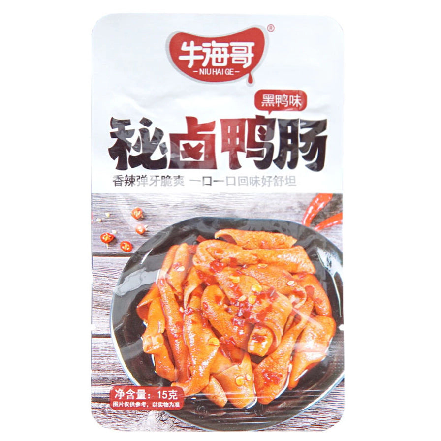 牛海哥秘卤鸭肠黑鸭味独立包装袋，包装设计简洁，展示了色泽红亮的鸭肠产品图。