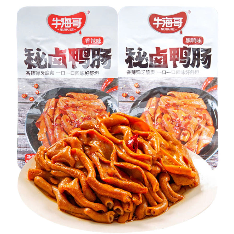 牛海哥秘卤鸭肠香辣味与黑鸭味包装袋并列，前方摆放着一盘堆叠整齐、油润诱人的卤鸭肠实物。
