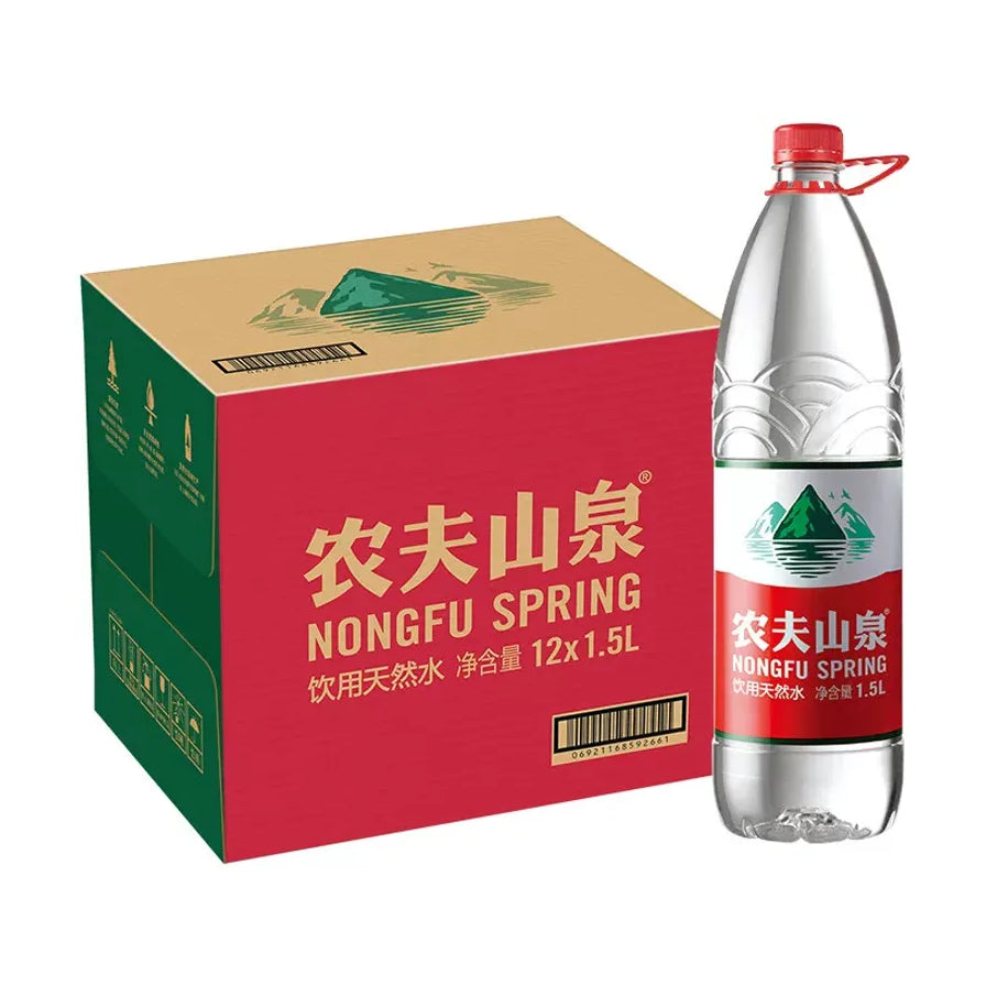 农夫山泉饮用天然水1.5L单瓶与12瓶整箱包装展示，红色纸箱印有农夫山泉品牌标志及水源山脉图案。