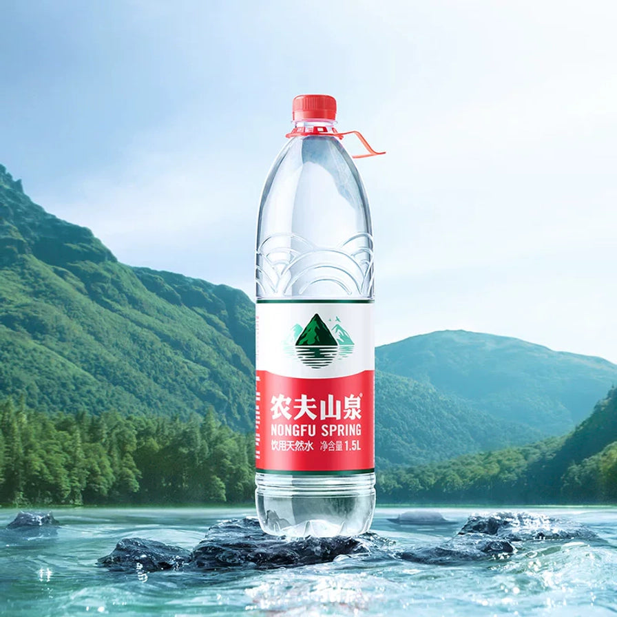 农夫山泉1.5L饮用天然水单瓶展示，背景为清澈的湖泊与翠绿的山脉，体现天然水源地环境。