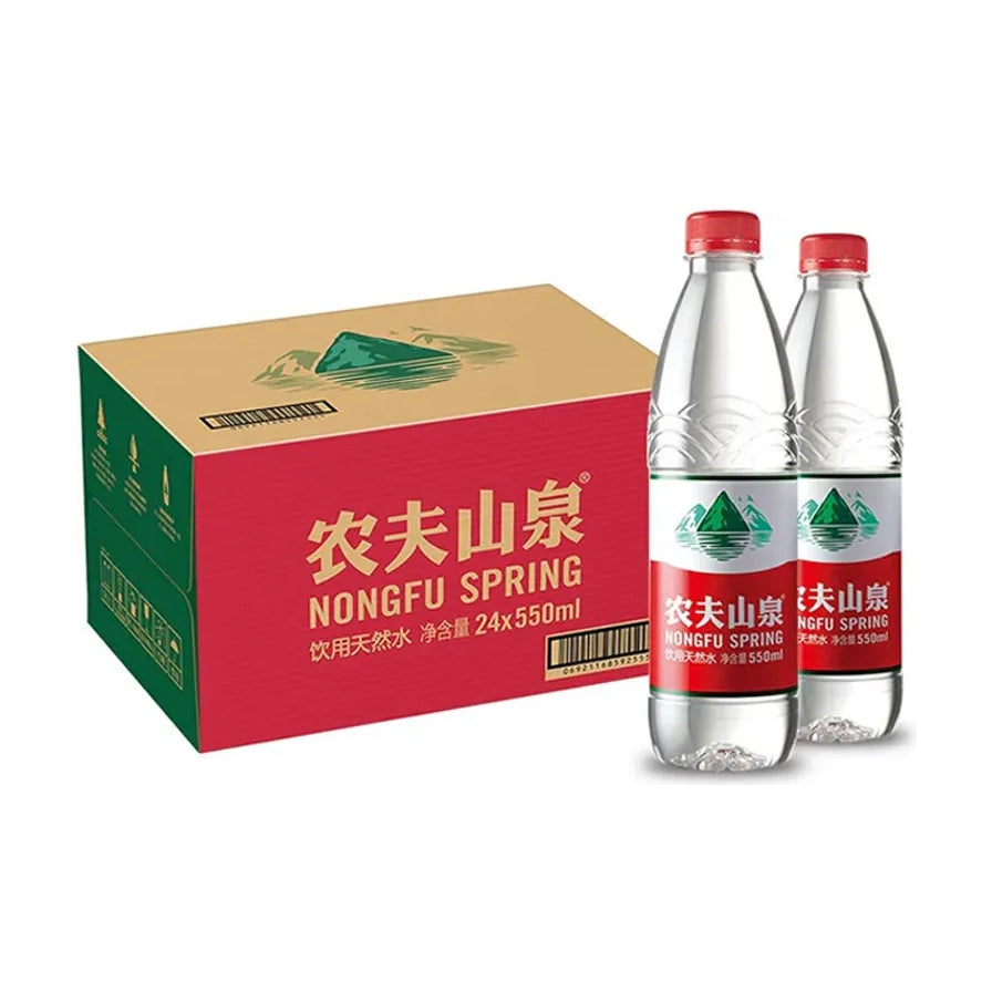 农夫山泉饮用天然水，包含一箱24瓶550ml整箱装及两瓶展示，红盖透明瓶身，包装印有经典山水图案。