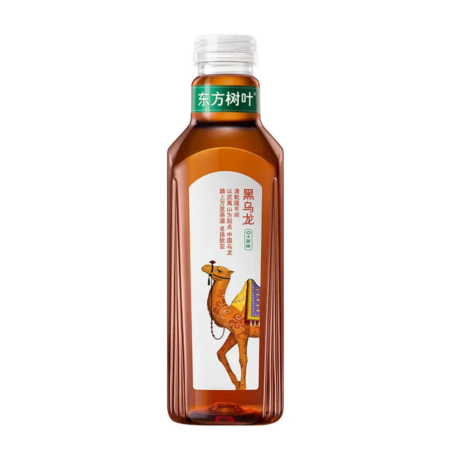 农夫山泉东方树叶黑乌龙900ml大瓶装，瓶身印有骆驼图案，茶汤色泽醇厚。