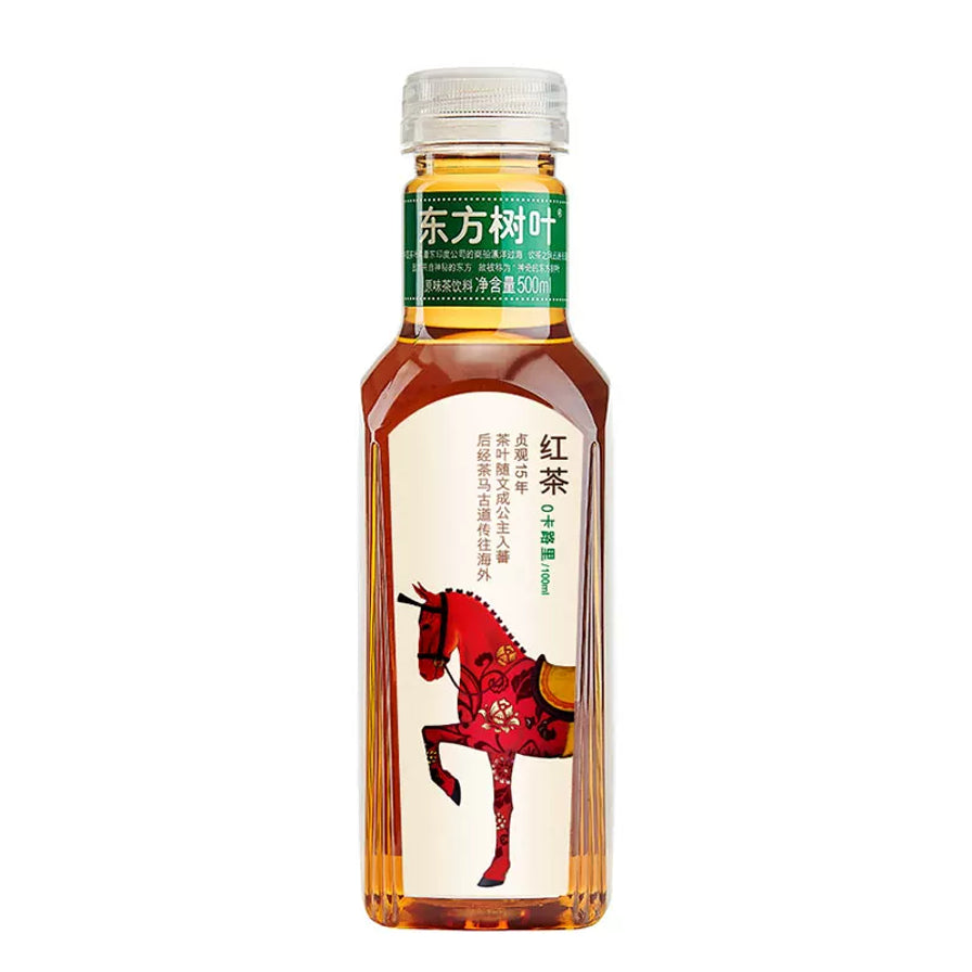 农夫山泉东方树叶红茶500ml瓶装，瓶身印有红色骏马图案，茶汤色泽红润。