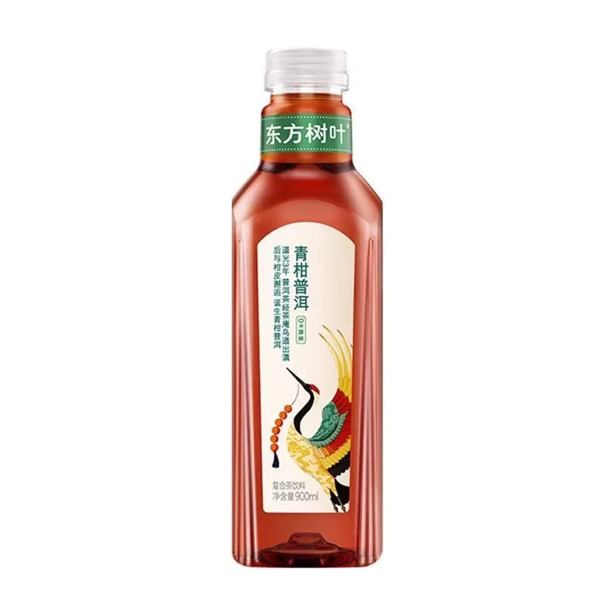 农夫山泉东方树叶青柑普洱900ml大瓶装，瓶身印有仙鹤图案，茶汤呈现深琥珀色。