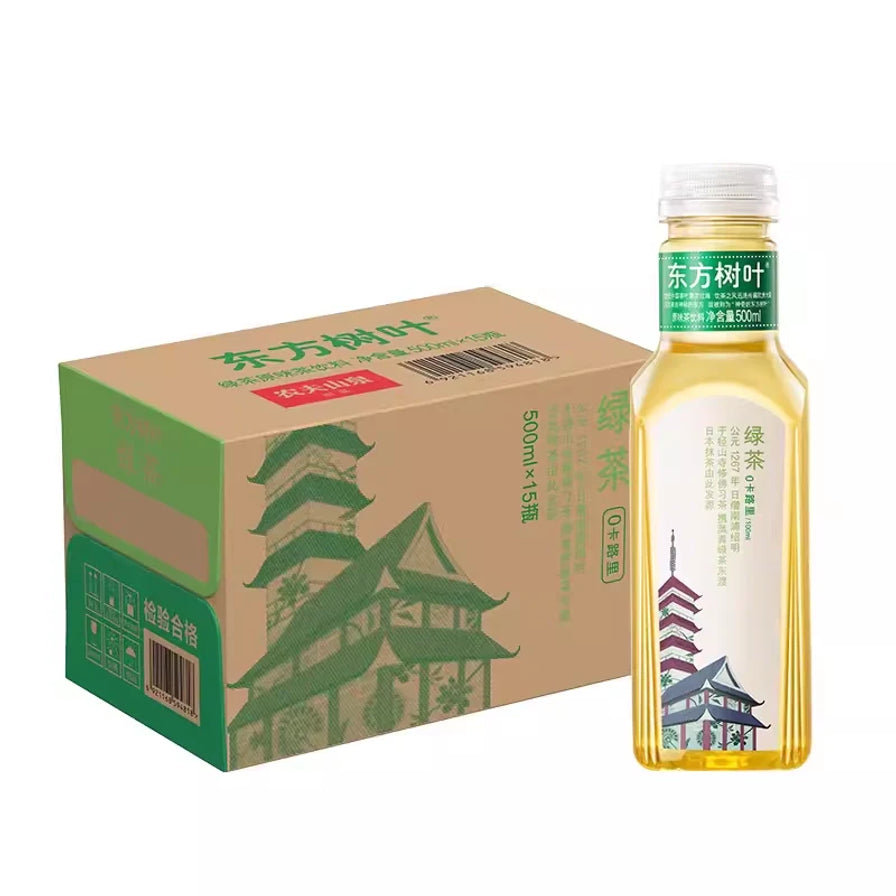 农夫山泉东方树叶绿茶500ml单瓶与15瓶整箱包装，包装上有绿色古建筑塔图案。