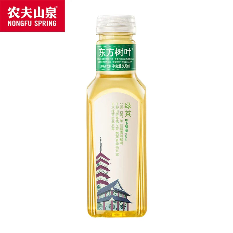 农夫山泉东方树叶绿茶500ml瓶装，瓶身印有淡绿色古建筑图案，标注0卡路里。