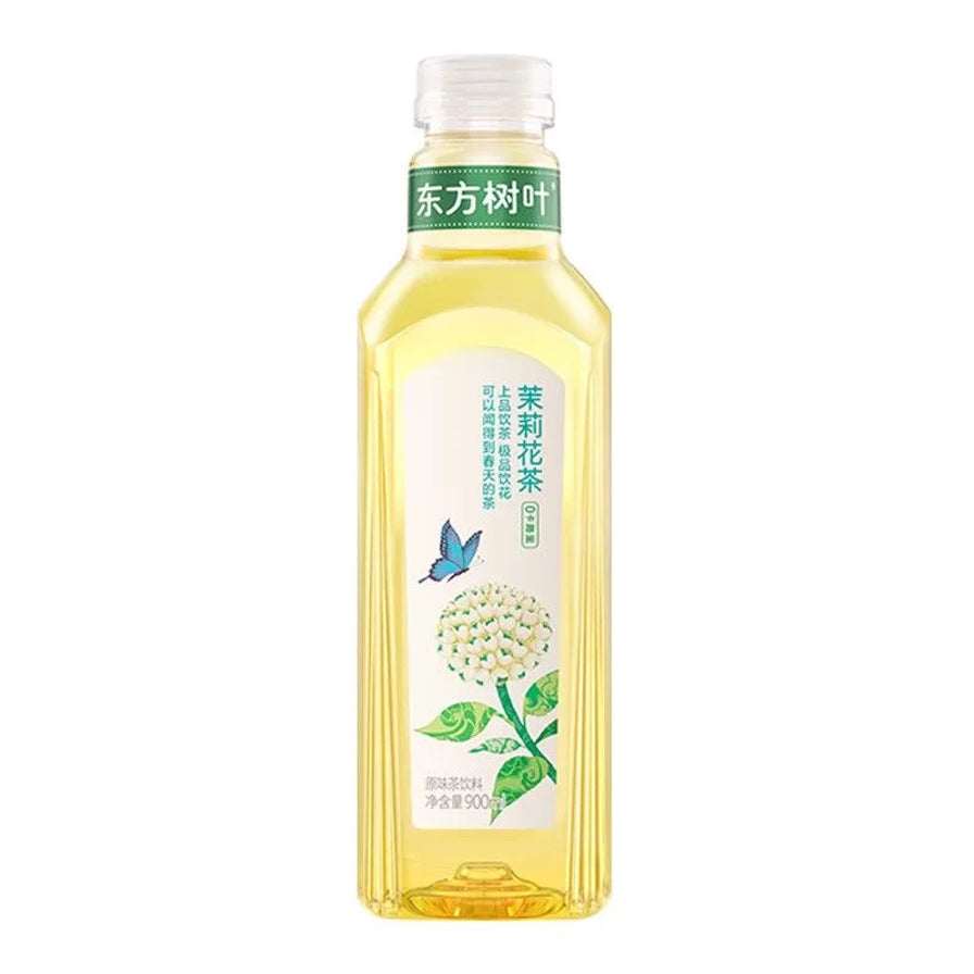 农夫山泉东方树叶茉莉花茶900ml大瓶装，瓶身印有茉莉花与蝴蝶图案，茶汤清澈透亮。
