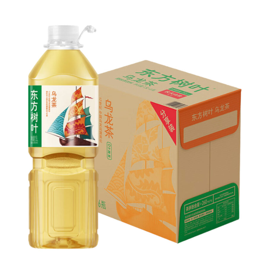 一瓶1.5L农夫山泉东方树叶乌龙茶及其对应的6瓶装整箱包装盒，包装上印有帆船图案和分享装字样。