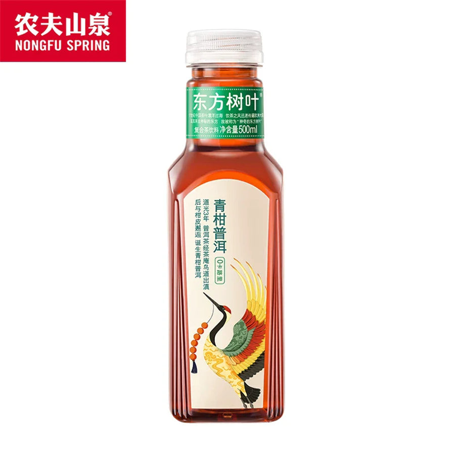 农夫山泉东方树叶青柑普洱500ml瓶装，瓶身印有仙鹤图案，茶汤呈现深琥珀色。