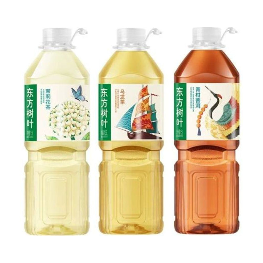 三瓶并排展示的农夫山泉东方树叶1.5L大容量装，从左至右分别为茉莉花茶、乌龙茶和青柑普洱，展示了不同口味的茶汤颜色和包装插画。
