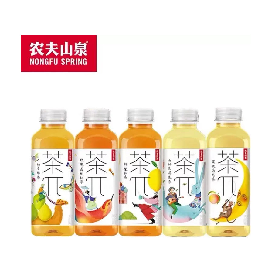 五瓶不同口味的农夫山泉茶π系列饮料并排展示，包含柚子绿茶、玫瑰荔枝红茶、柠檬红茶、西柚茉莉花茶和蜜桃乌龙茶。