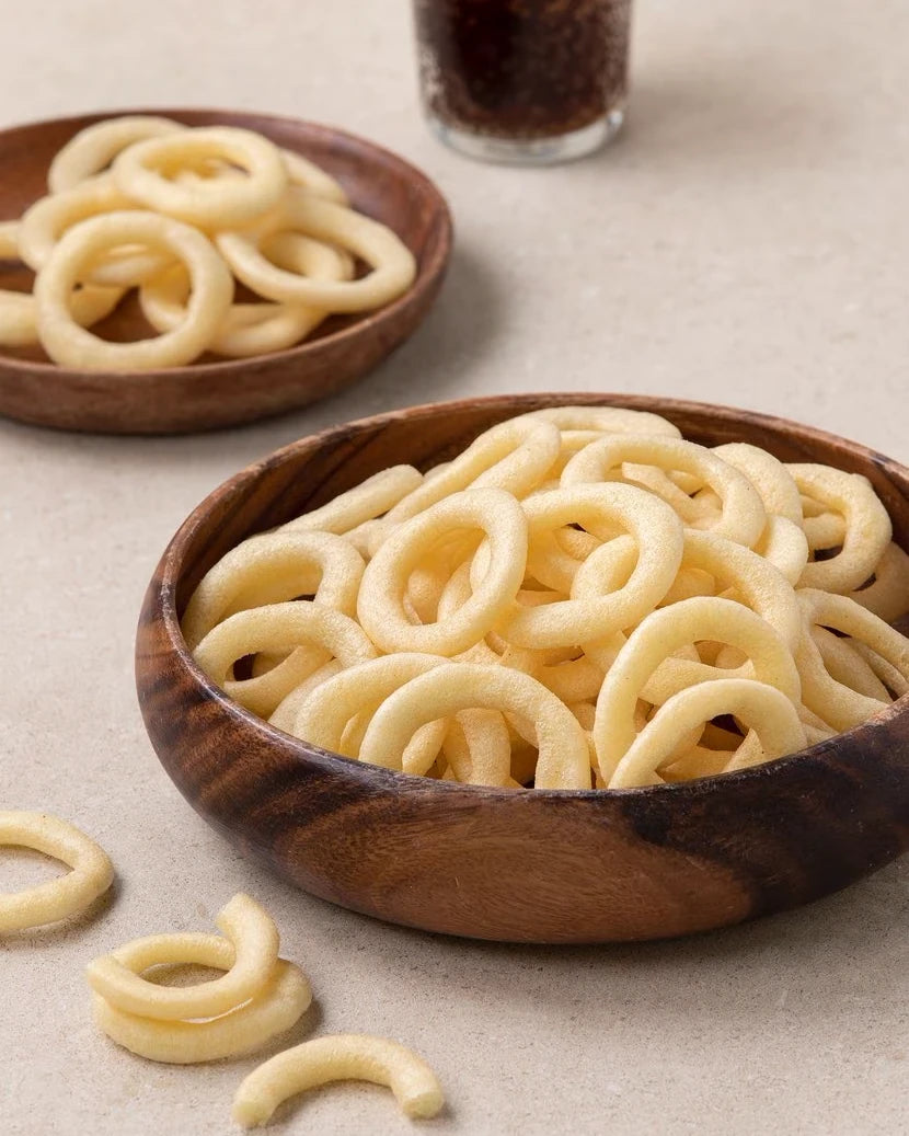 农心洋葱圈包装侧面展示，可见营养成分表与产品细节