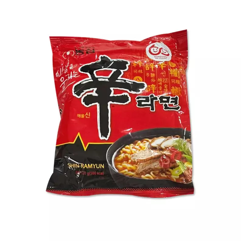 煮好的辛拉面特写，碗中可见 Q 弹粗圆面条与浓郁红色辣汤。