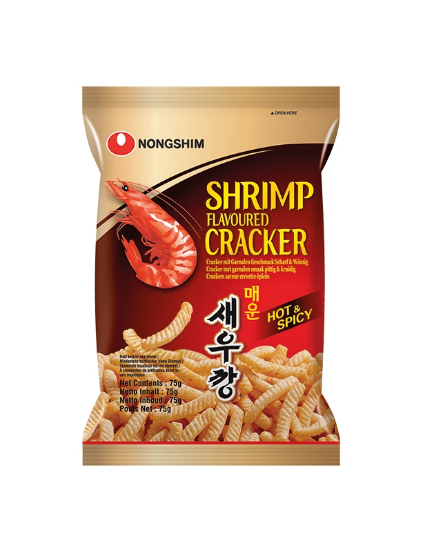 农心鲜虾条辣味包装特写，红色包装设计突出微辣口味与酥脆质感