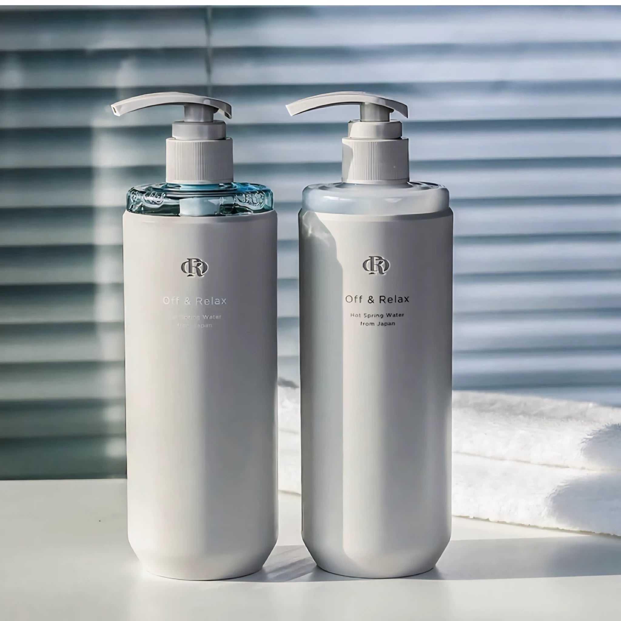 Off & Relax 洗护套装，包含一瓶洗发水和一瓶护发素并排摆放的场景图。