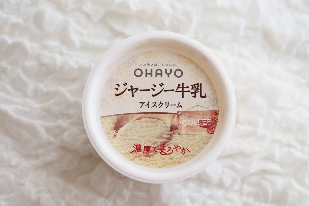 OHAYO 牛乳咖啡口味冰淇淋单杯特写，棕色杯身展示咖啡与牛奶融合口感