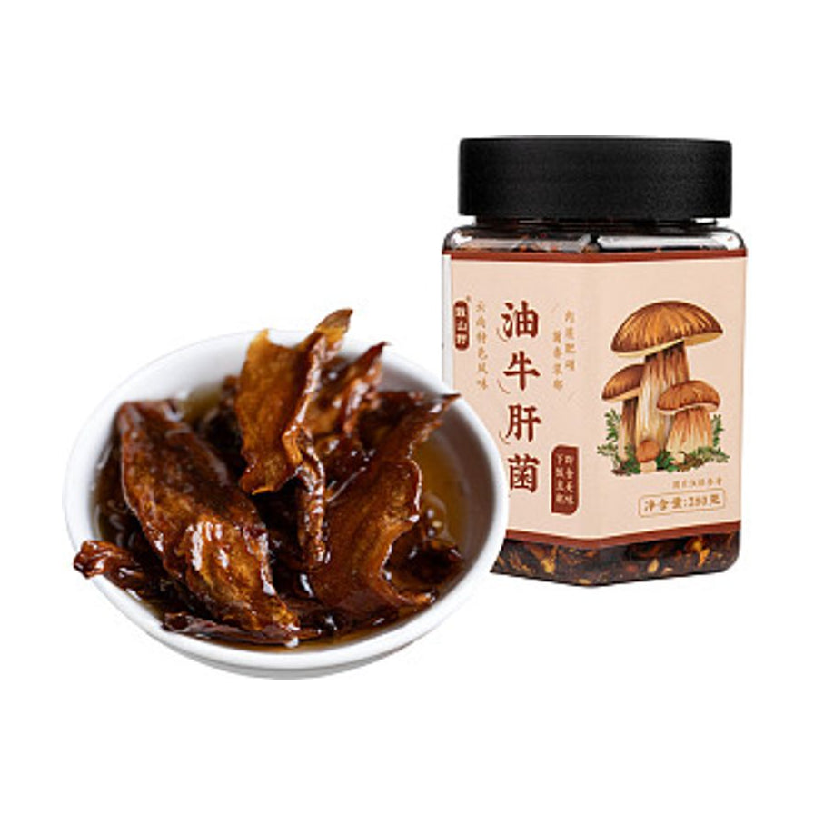 致山野油牛肝菌酱与盛在白色小碗中的实物展示，可见大块深褐色菌肉浸泡在红油中。