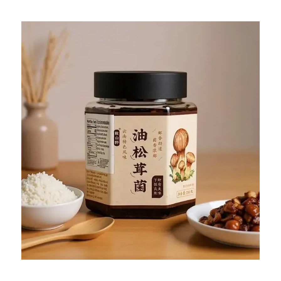 致山野油松茸菌酱摆放在木质桌面上，旁边配有白米饭和盛有菌酱的小碟，背景有干花装饰。