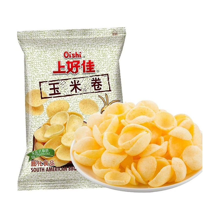 上好佳玉米卷包装袋与一盘盛满的酥脆玉米卷，展示经典原味膨化零食。
