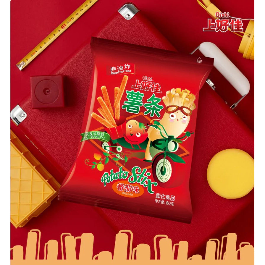 上好佳番茄味薯条包装斜放于红色背景，周围有尺子、耳机等生活化道具。