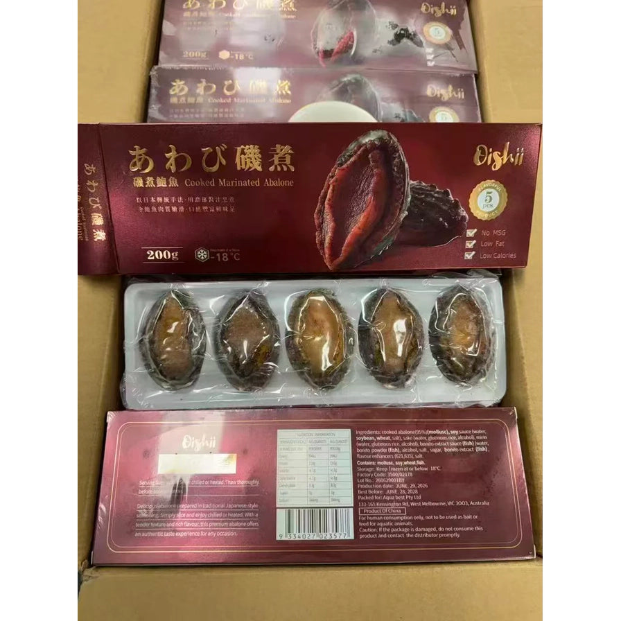 Oishii 日式浓煮鲍鱼的实物拍摄，展示了纸箱内的包装盒正面、五只装鲍鱼托盘以及包装盒背面的营养成分和配料表信息。