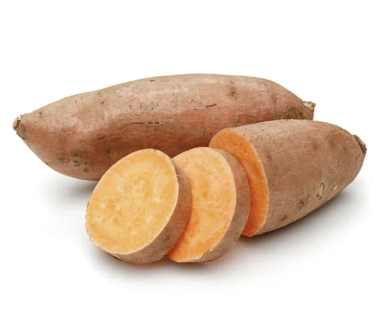 三条橙皮红薯并排展示，表皮橙红完整，适合煮汤或火锅的生鲜蔬菜实拍图