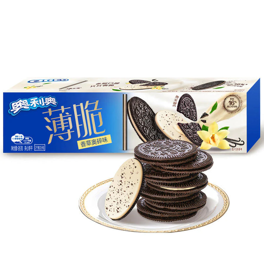 奥利奥薄脆香草奥脆味，包含蓝色外包装盒以及在白色瓷盘上堆叠展示的香草夹心超薄饼干。